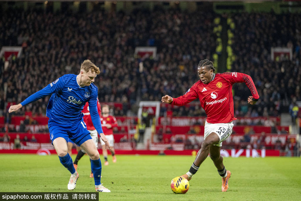 姆伯莫不想让曼联和喀麦隆起冲突，决定让二者商讨回国时间