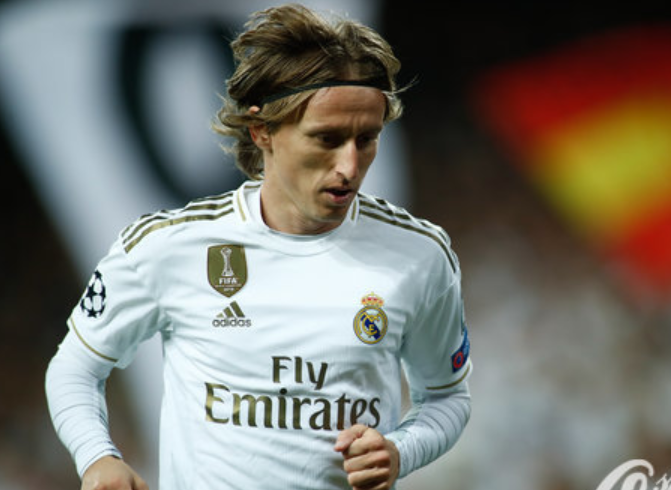 孙悦退役后与妻女定居美国，曾是NBA新星，早年受篮球启蒙，父母支持其篮球之路。